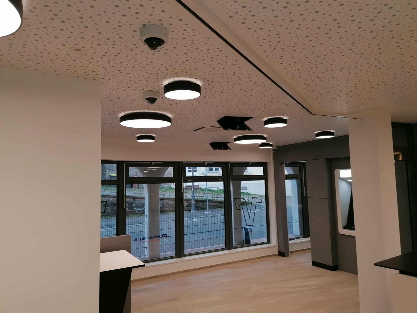 Fertig ausgebaute Gewerbefläche mit abgehängter Decke und Beleuchtung