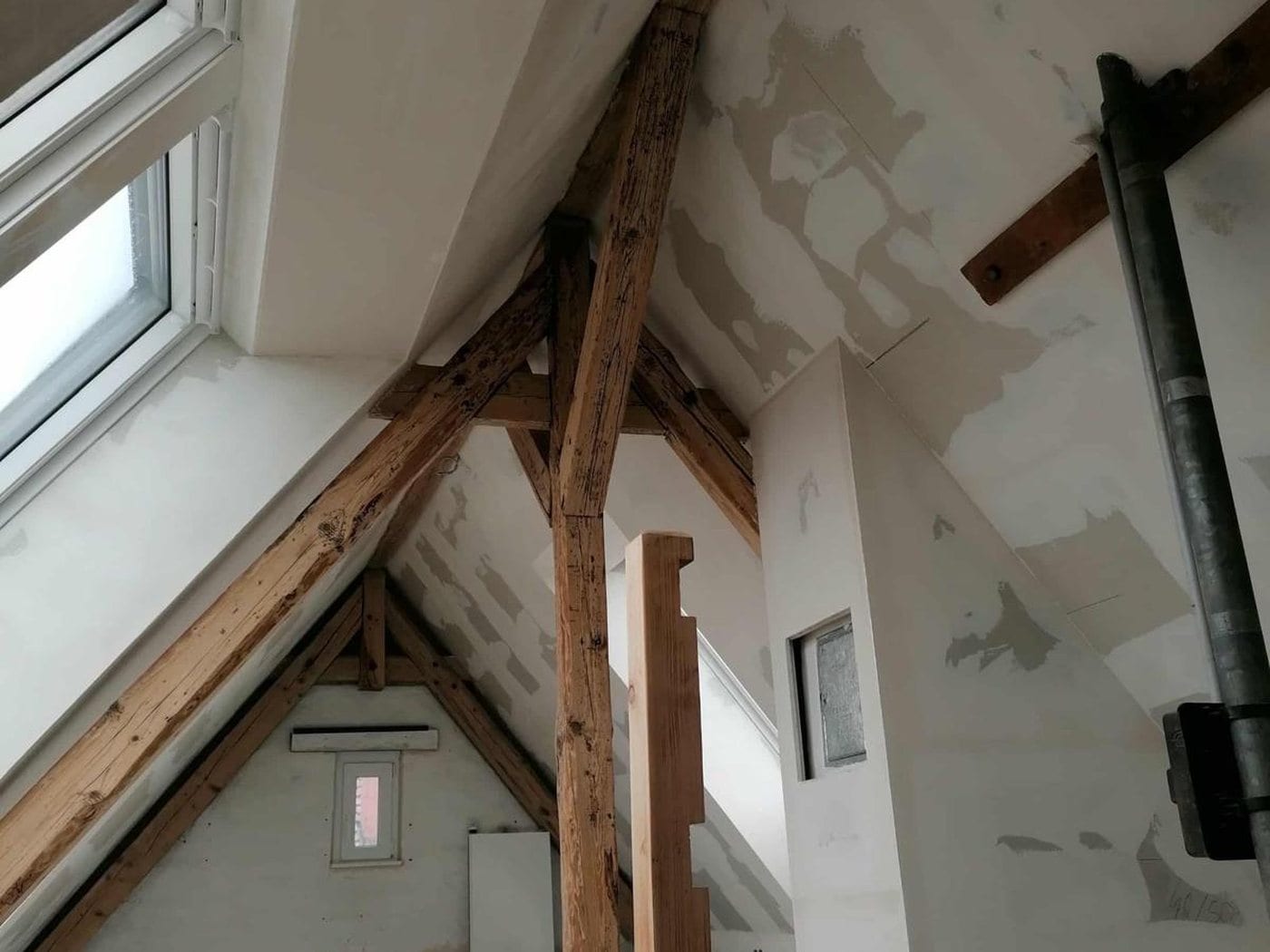 Ausgebautes Dachgeschoss mit sichtbarem Gebälk und Beplankung